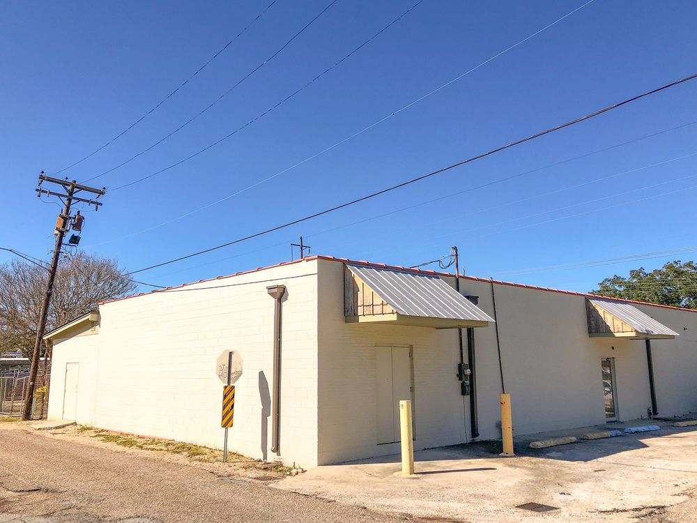 Unique Corner Building on Government Street in Mid City: 2882 Government St, Baton Rouge, LA 70806